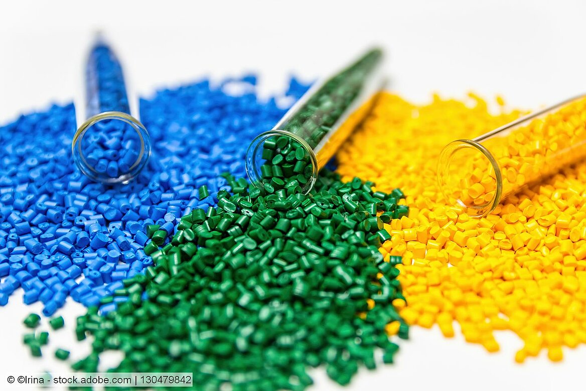 Kunststoffgranulate, blau, gelb und grün